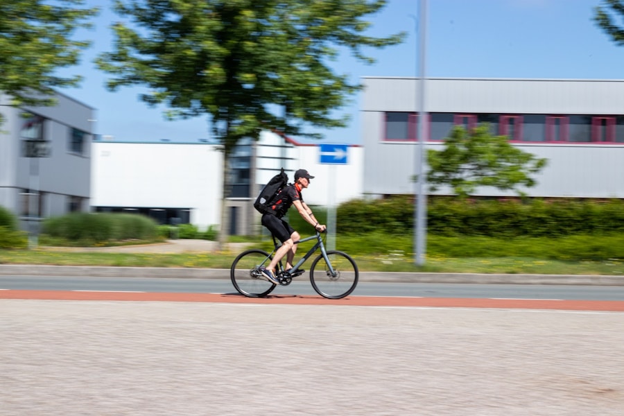 Een fietskoerier doet een levering